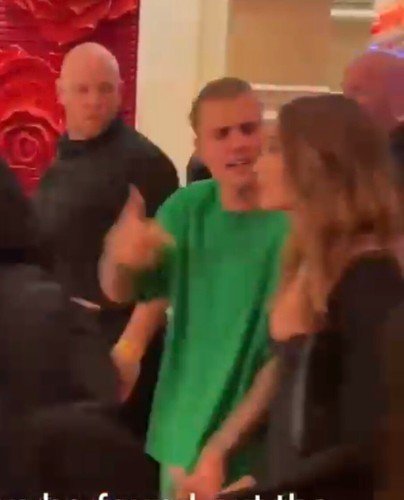 Justin Bieber se na veřejnosti pohádal s manželkou Hailey. Nebo ne?