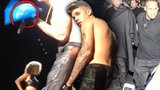 Uplakaný Bieber v Brazílii: Prchal z nevěstince, i z pódia, když po něm hodili lahev!