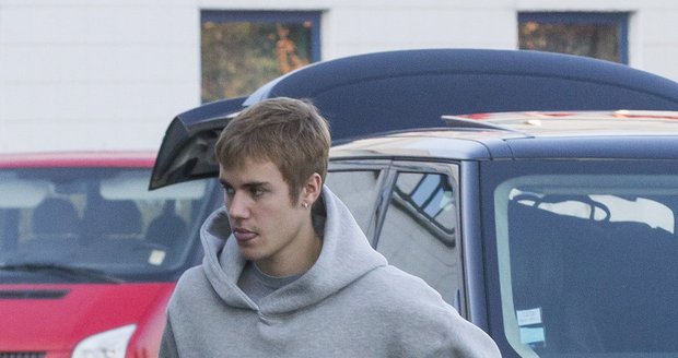 Bez čeho se Justin Bieber neobejde? Tablet si musel vzít s sebou do letadla.