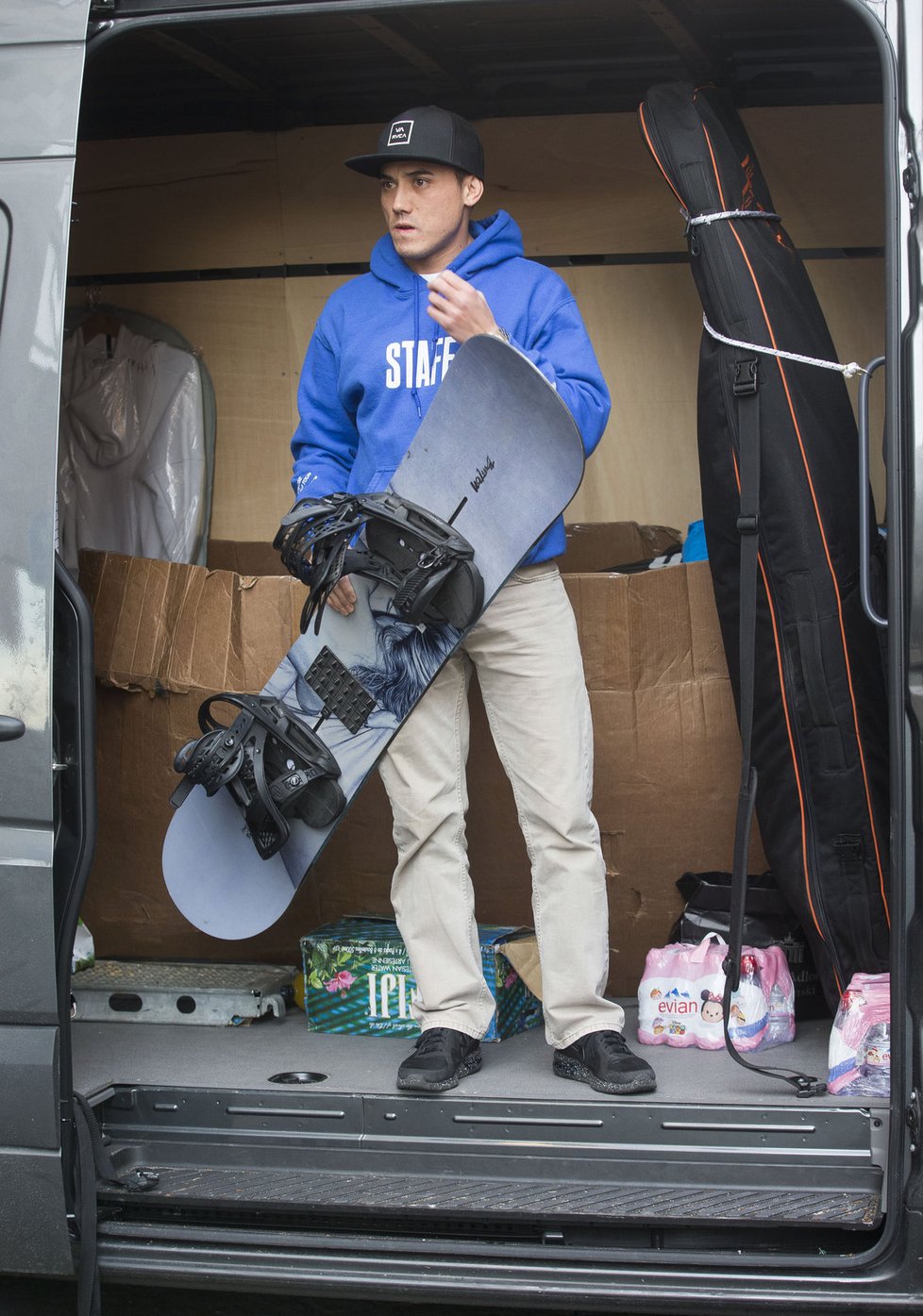 Bieber si s sebou vozí i snowboard.