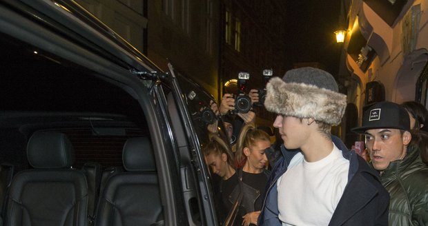 Justin Bieber po koncertě řádil v Praze.