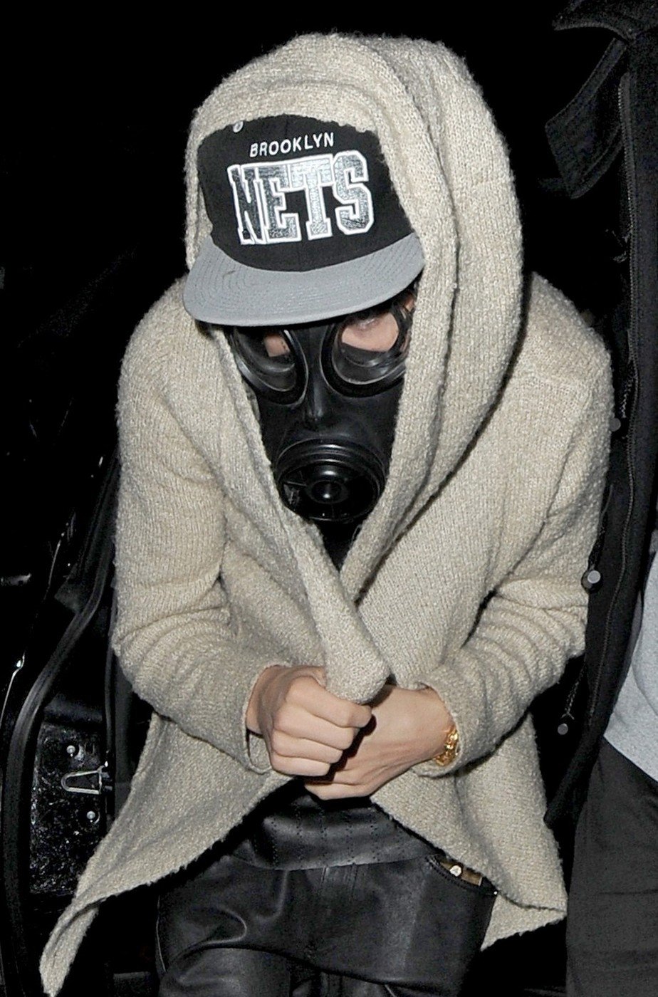 Justin občas nosí plynovou masku