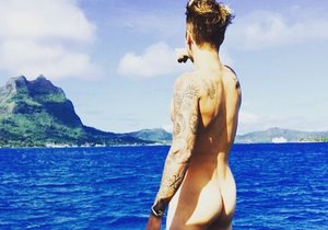 Justin Bieber ukazuje směr plavby.