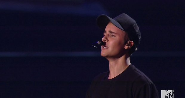 Justin Bieber se rozplakal na udílení MTV Music Video Awards.