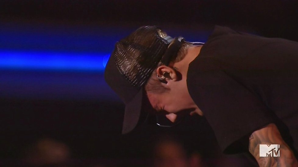 Justin Bieber se rozplakal na udílení MTV Music Video Awards.