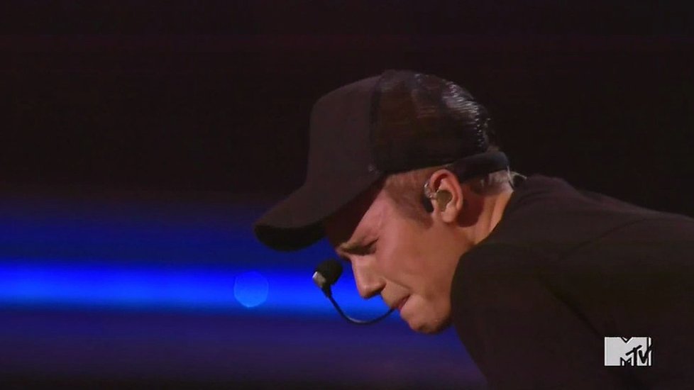 Justin Bieber se rozplakal na udílení MTV Music Video Awards.