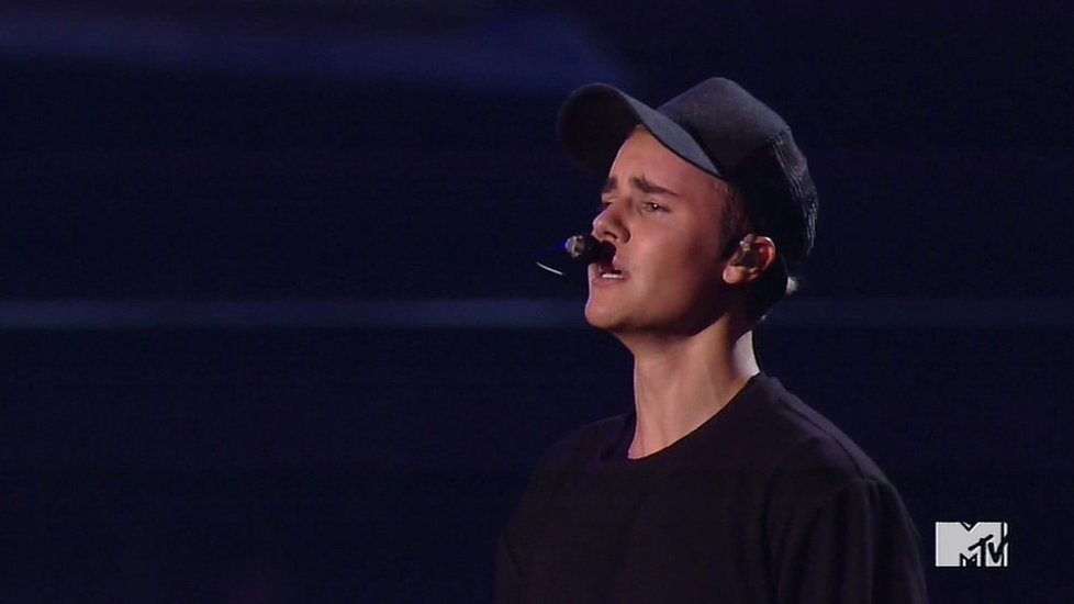 Justin Bieber se rozplakal na udílení MTV Music Video Awards.