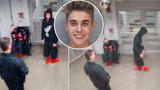 Uniklo další video z policejní stanice: Bieber chůzí po čáře prokázal opilost