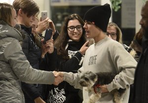 Justin se na letišti pozdravil s fanoušky a se všemi si podal ruku.