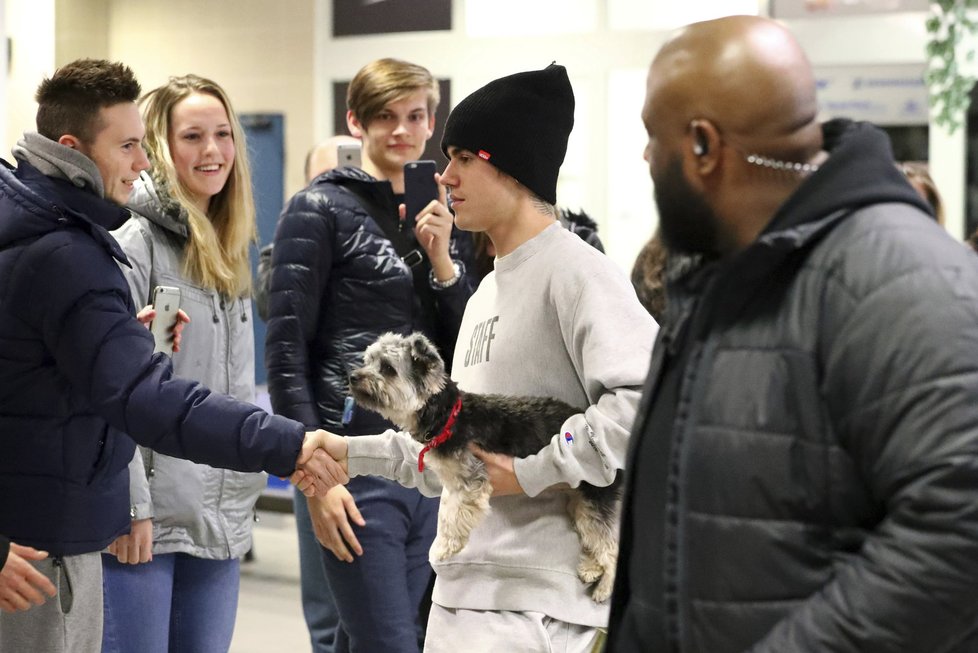 Justin se na letišti pozdravil s fanoušky a se všemi si podal ruku.