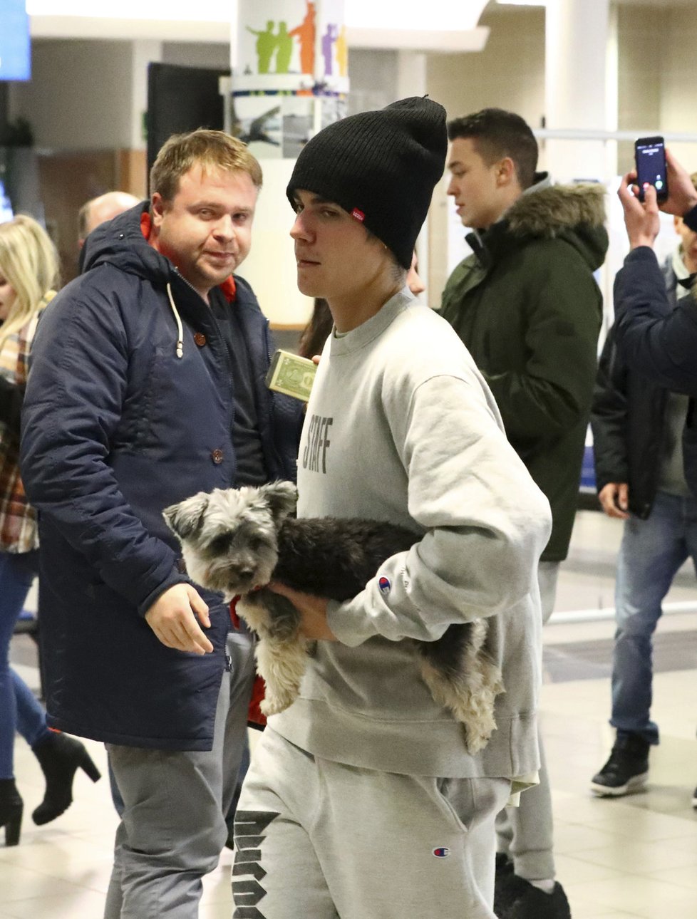 Justin si s sebou do Prahy přivezl i psího kamaráda.