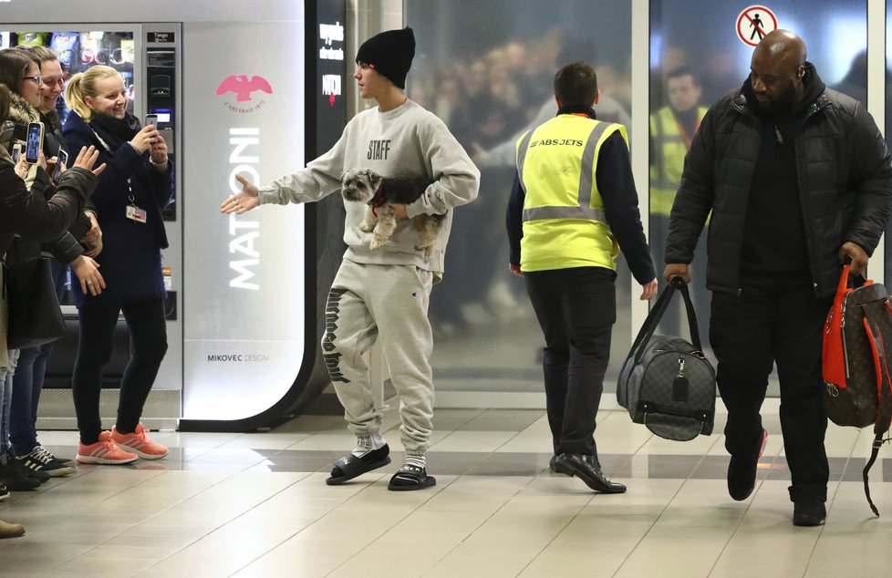 Justin se na letišti pozdravil s fanoušky a se všemi si podal ruku.