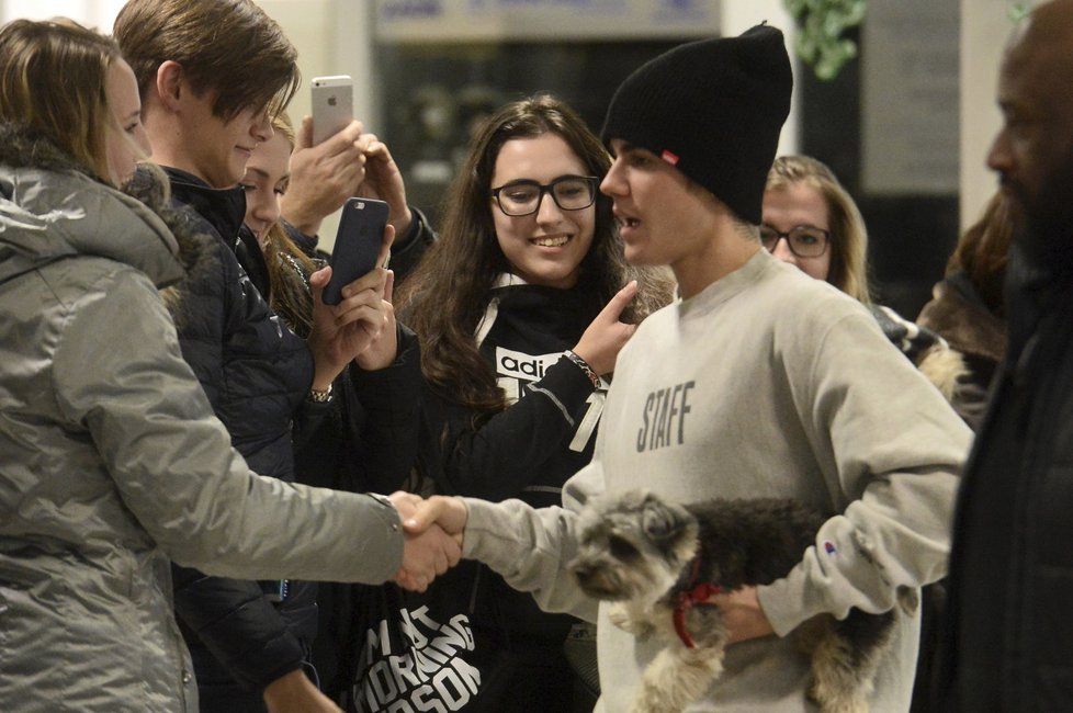 Justin se na letišti pozdravil s fanoušky a se všemi si podal ruku