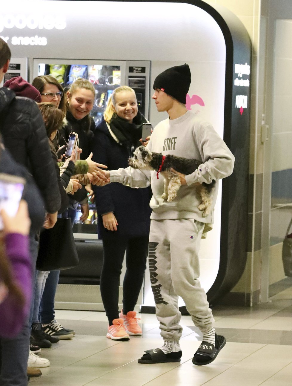 Justin se na letišti pozdravil s fanoušky a se všemi si podal ruku