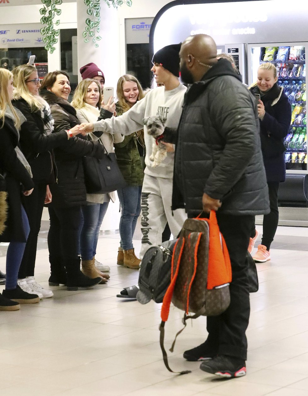 Justin se na letišti pozdravil s fanoušky a se všemi si podal ruku.