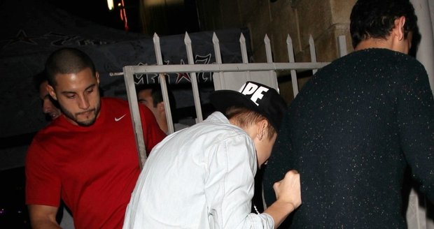 Bieber se při cestě do resaurace schovával jako malá holka.