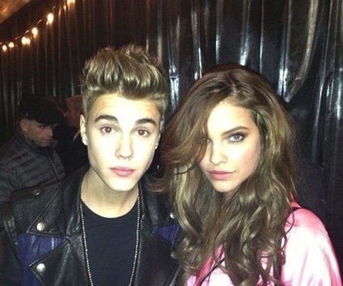 Justin Bieber překonává rozchod v náruči modelky Barbary Palvin.