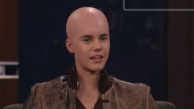 Zpěvák Bieber šokoval holou lebkou