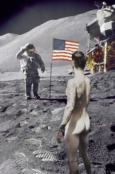 Justin Bieber a jeho nahý zadek na Měsíci. Salutujeme!