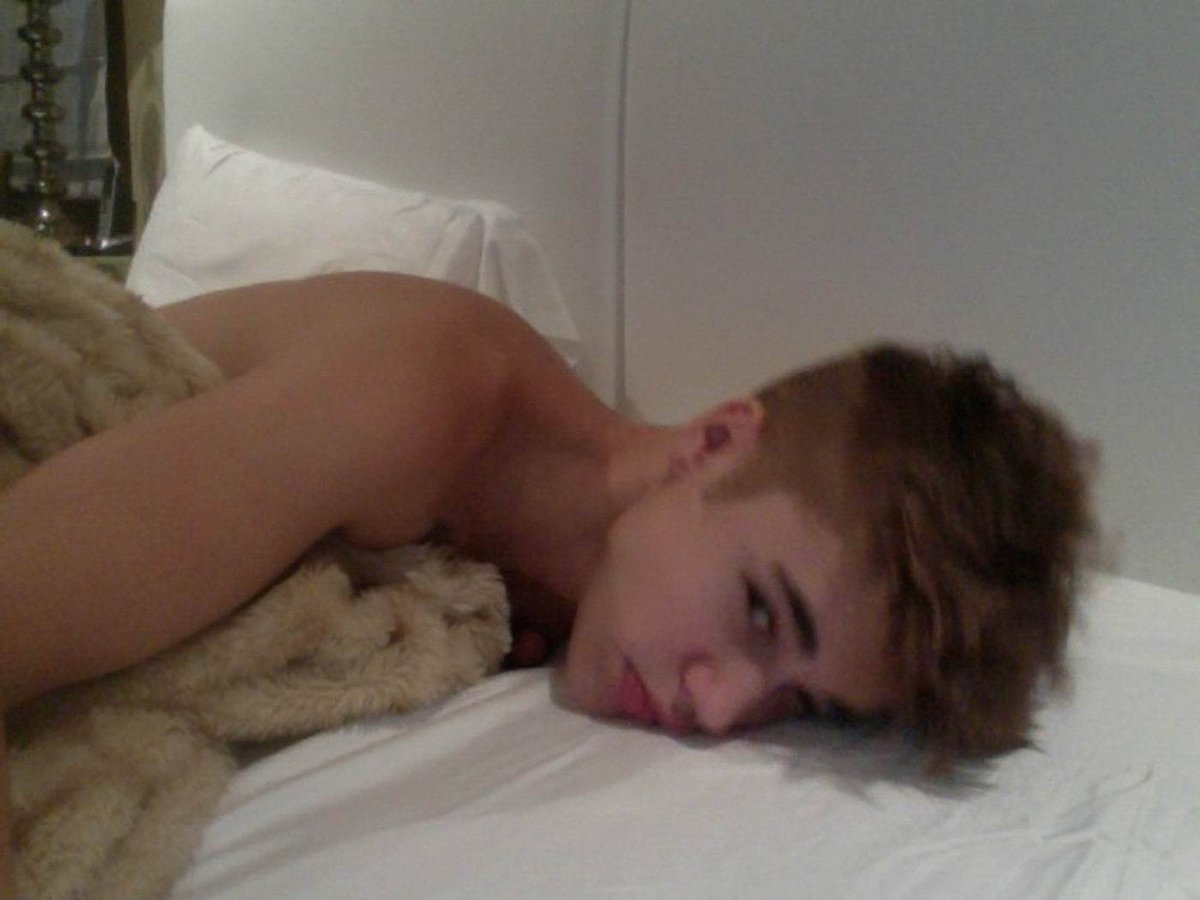 Roztomilý Bieber poslal vzkaz fanynkám rovnou z postele