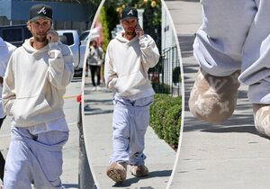 Někdo by v takovém outfitu nešel ani s košem, Justin Bieber si to štráduje rovnou centrem Los Angeles.