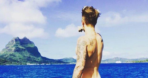 Justin Bieber a jeho nahé selfie na lodi