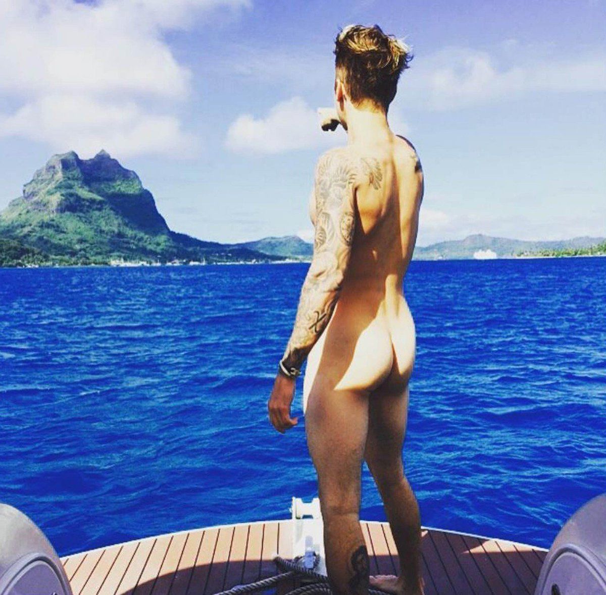 Justin Bieber a jeho nahé selfie na lodi