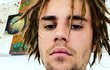 Justin Bieber předvedl dredy na hlavě