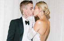 Oficiální portréty novomanželů Bieberových: Vlečka i se slibem