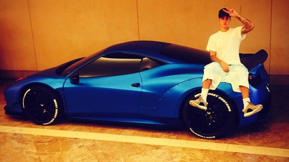 Justin Bieber se dostal na černou listinu Ferrari, další auto už si nekoupí