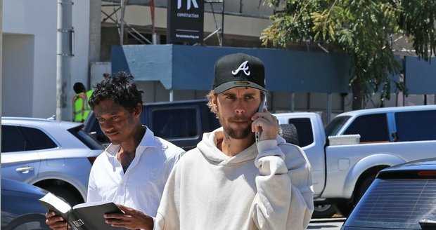 Někdo by v takovém outfitu nešel ani s košem, Justin Bieber si to štráduje rovnou centrem Los Angeles.