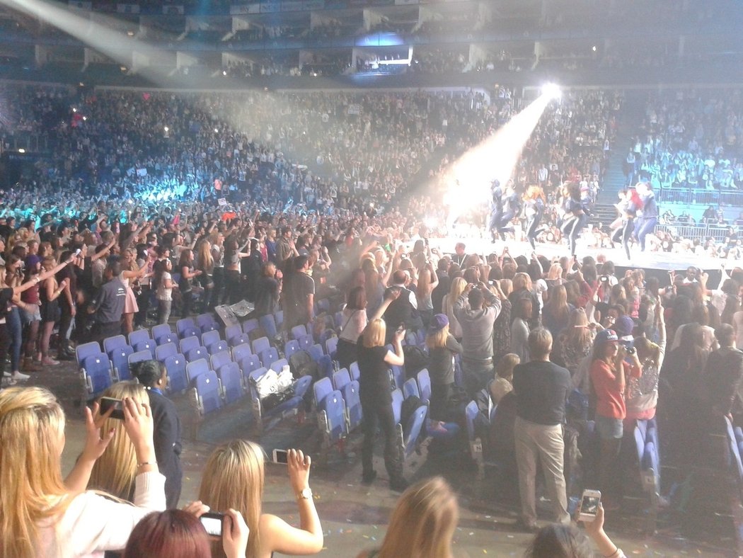 Někteří fanoušci museli koncert opustit dříve, než Justin dorazil.