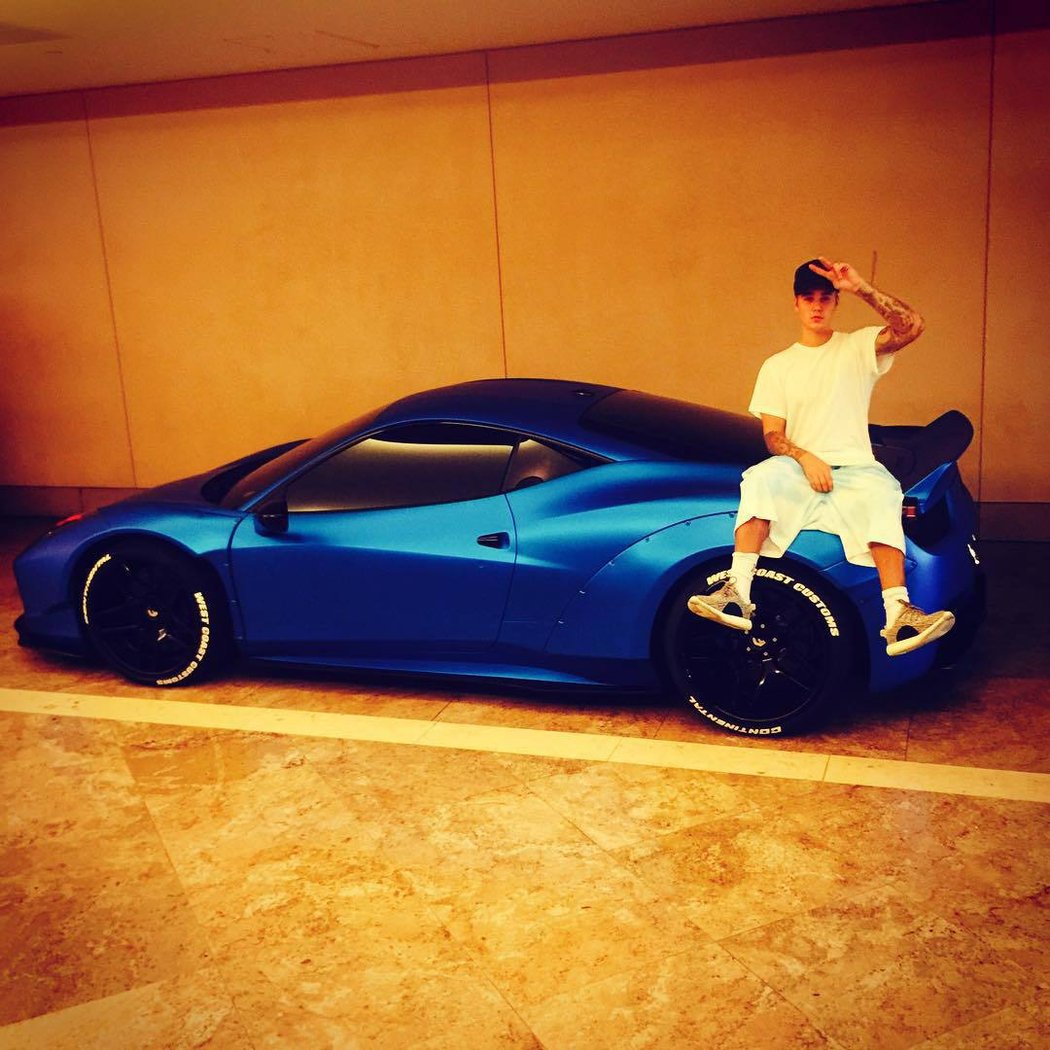 Justin se svým Ferrari 458 Italia.