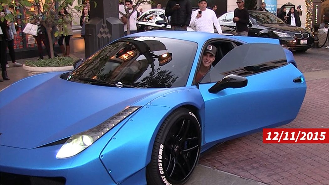 Justin se svým Ferrari 458 Italia.