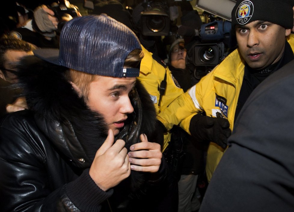 Bieber čelí obvinění z napadení taxikáře.