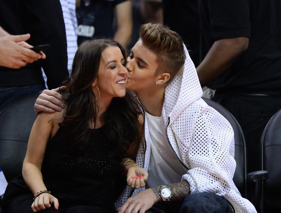 Justin Bieber s matkou v roce 2014.