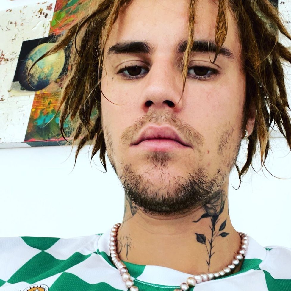 Justin Bieber předvedl dredy na hlavě