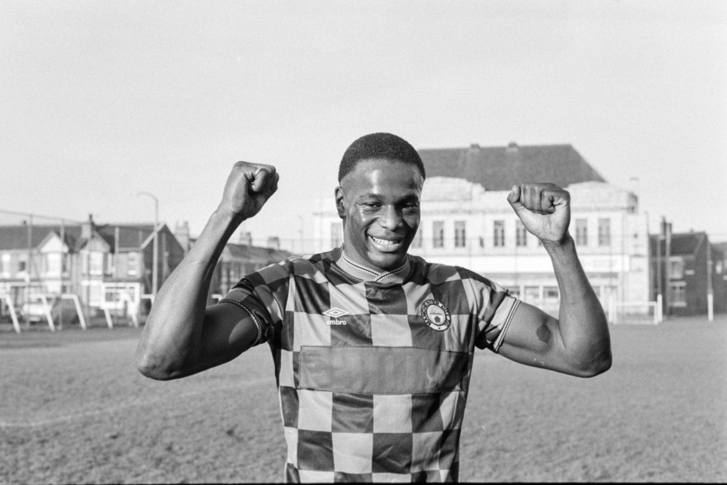 Justin Fashanu se proslavil tím, že se jako první britský fotbalista přiznal k homosexuální orientaci