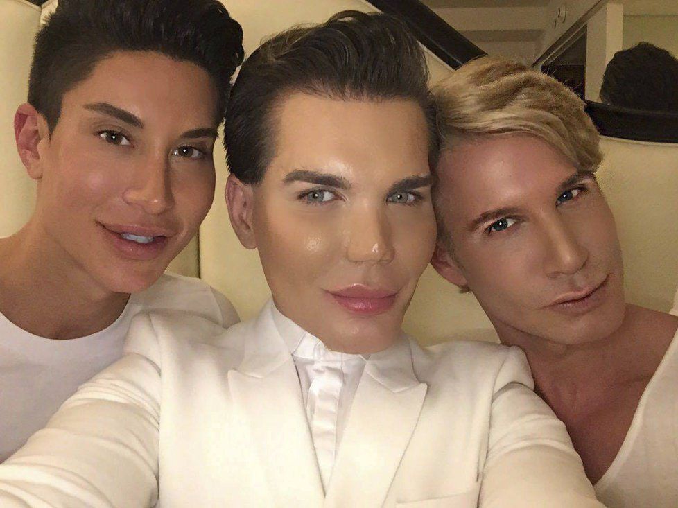 Plastic People of the Universe? Zleva Keni Justin Jedlica, Rodrigo Alves bez nosu a Čech Robert Paulát.