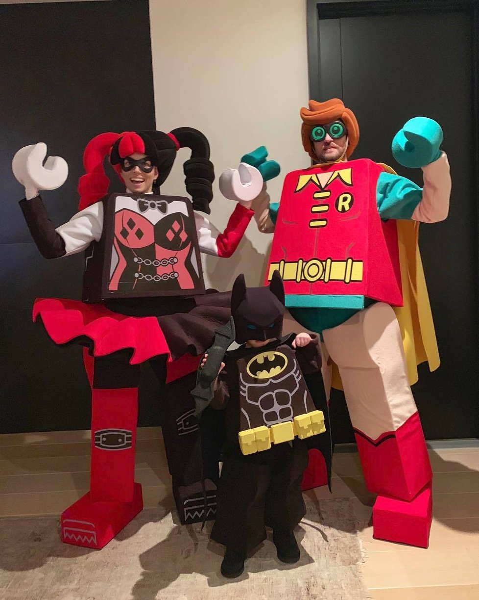 Herec Justin Timberlake s manželkou, taktéž herečkou Jessicou Biel byli rozkošně sladění i se svým synem - byli za Lego Batmana, Robina a Harley Quinn.