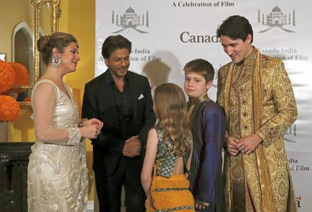 Kanadský premiér Justin Trudeau ve zlaté róbě.