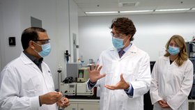 Na vývoji vakcíny pracují i v Kanadě. Zařízení navštívil premiér Justin Trudeau
