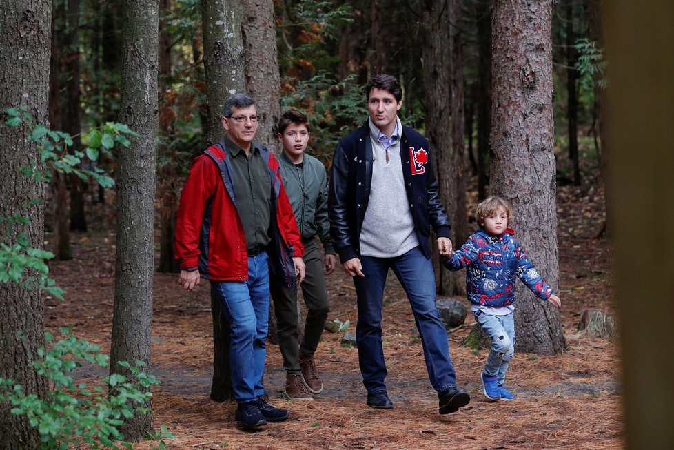 Kanadský premiér Justin Trudeau při sázení stromků