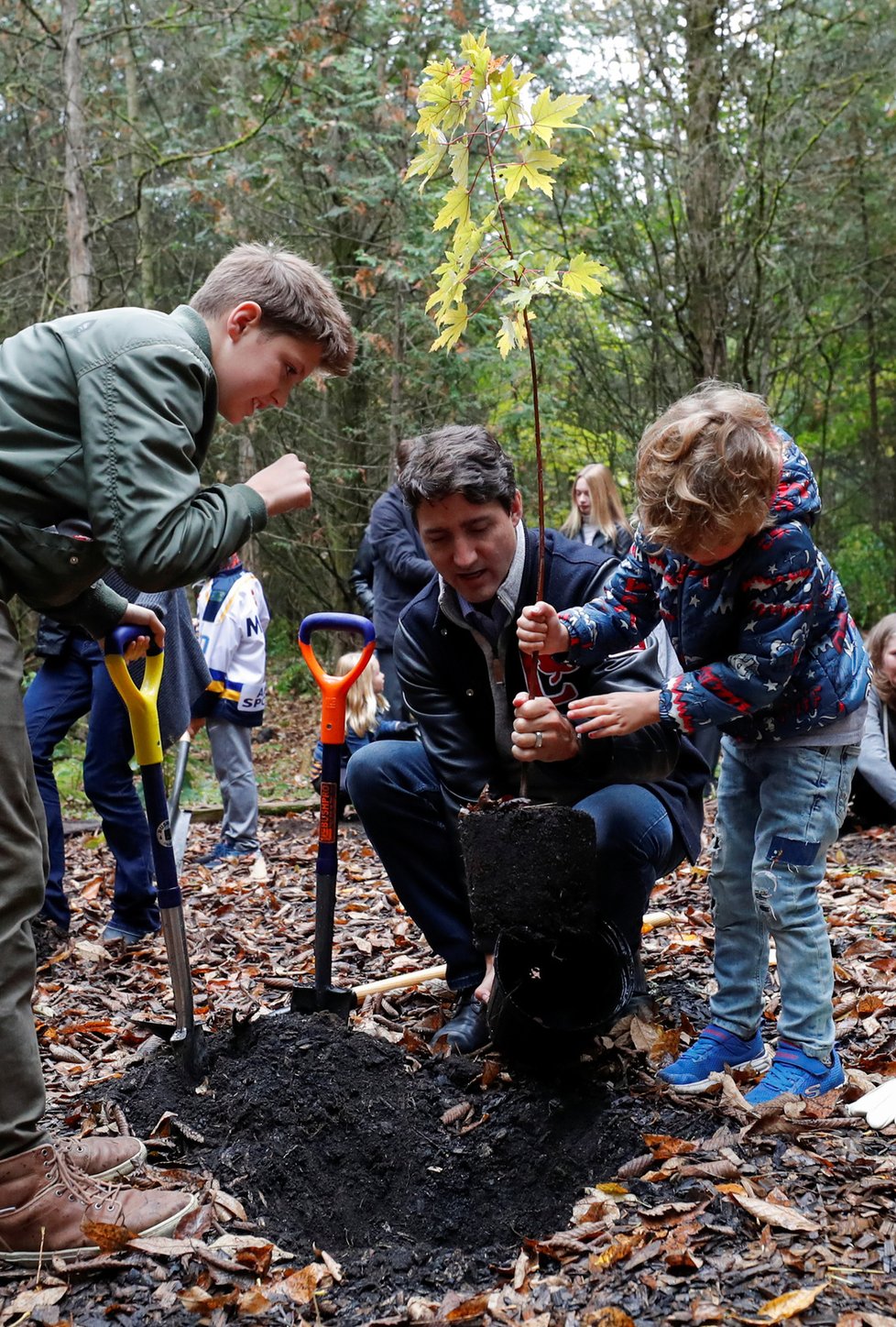 Kanadský premiér Justin Trudeau při sázení stromků