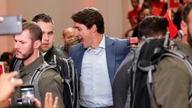 Kanadský premiér musel na mítink vyrazit v neprůstřelné vestě, hlídal ho navíc houf speciálních bodyguardů
