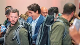 Kanadský premiér musel na mítink vyrazit v neprůstřelné vestě, hlídalo ho nespočet bodyguardů
