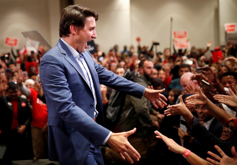 Kanadský premiér musel na mítink vyrazit v neprůstřelné vestě, hlídalo ho nespočet bodyguardů