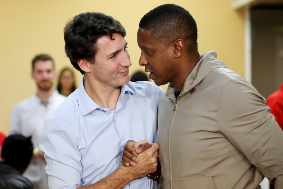 V neděli už se ale kanadský premiér ukázal na veřejnosti znovu bez neprůstřelné vesty i nápadné ochranky