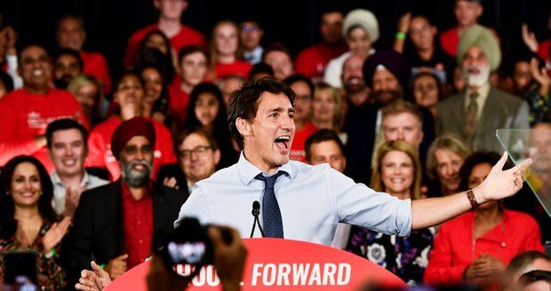 Krasavec Trudeau v potížích: Premiér to schytal za fotku s turbanem a černým líčením
