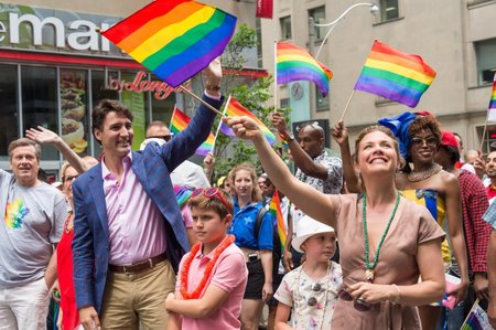 Premiér Trudeau s manželkou, synem Xavierem Jamesem a dcerou Ellou Frace v průvodu Toronto Pride
